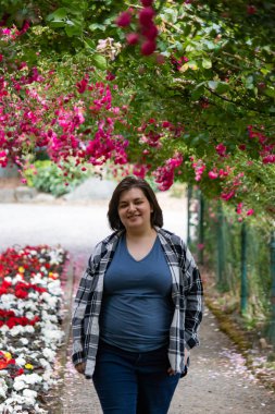 genç bir kadın ile gül tüneli