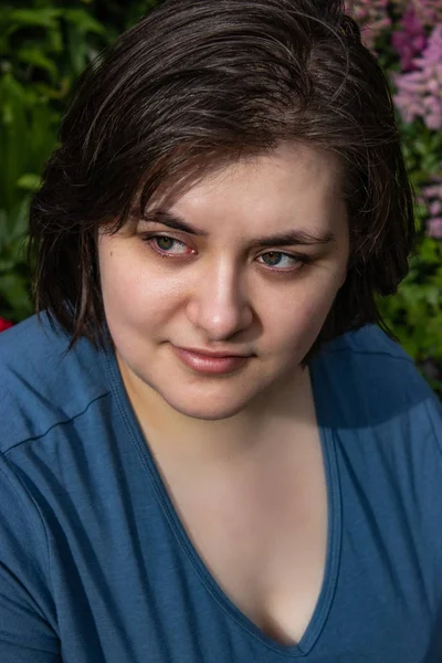 Portrait of a woman in garden — Stock Photo, Image