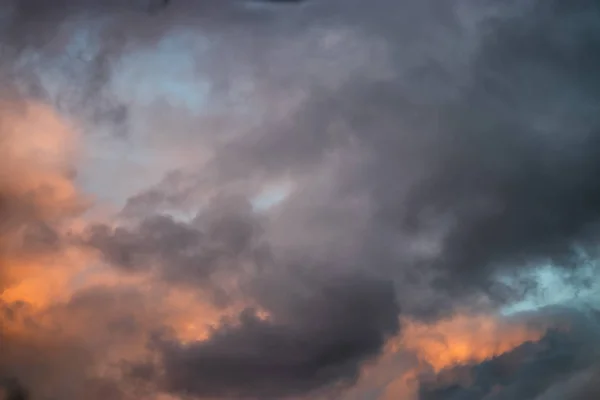 Закат цвета в облачном небе — стоковое фото