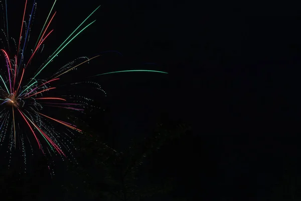 Фейерверки в темном небе, чтобы отпраздновать 2 — стоковое фото