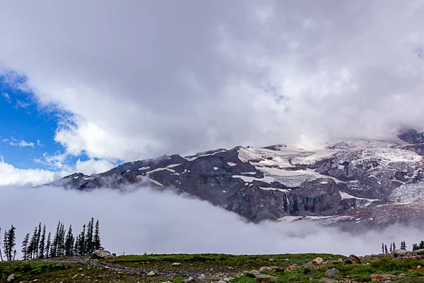 夏の白い雲を雪に覆われた山の頂上 — ストック写真