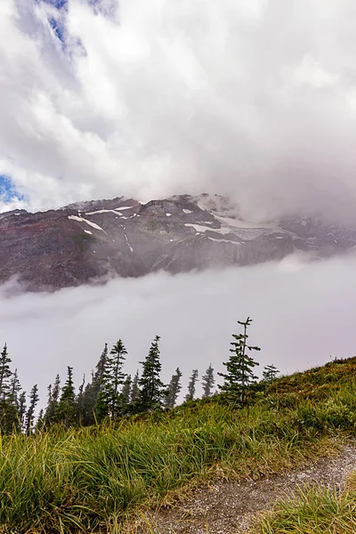 Chmury i zielone szczytach — Zdjęcie stockowe