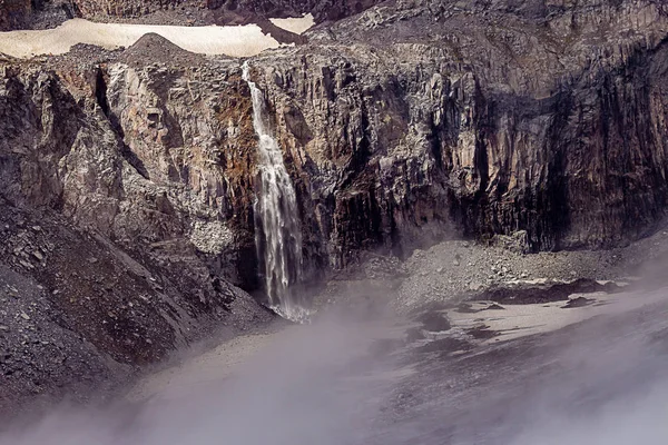 Cachoeira a uma distância atrás de nuvens sussurradas — Fotografia de Stock