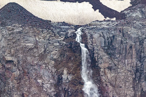 Nuages rampant sur le bord d'une cascade de montagne — Photo