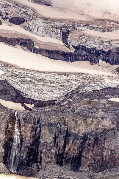 Fonte glaciaire provoque une chute d'eau sur des falaises dures — Photo