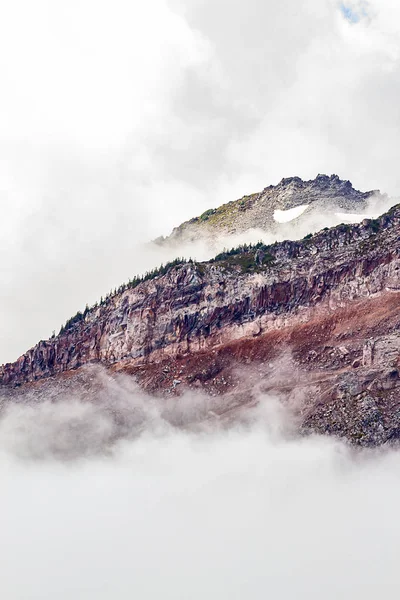 Verticale abstract van kleurrijke cliff zijden in de wolken en mist — Stockfoto