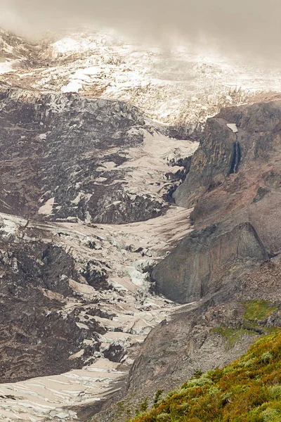 Альпійський луг і кам'янисте льодовикове поле вздовж горизонтальної стежки — стокове фото