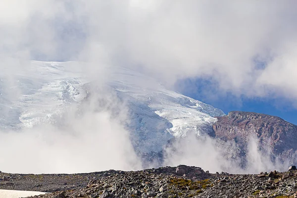 Скелястий огляд перед гірським льодовиковим полем — стокове фото