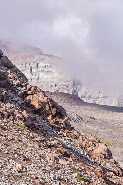 Fragments de roche et de pierre le long des flancs des montagnes volcaniques avec des nuages — Photo