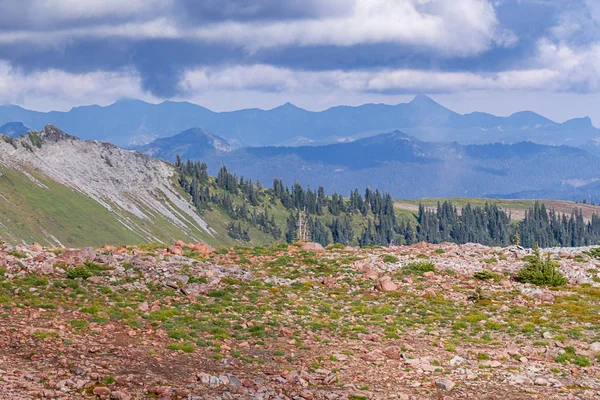 岩が多い土の山と雲のカバーを表示するリードアウト — ストック写真