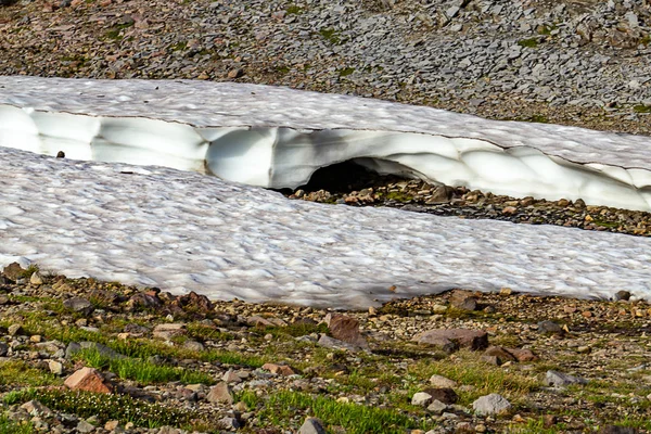 Couche de glace et de neige sur un sol volcanique rocheux — Photo