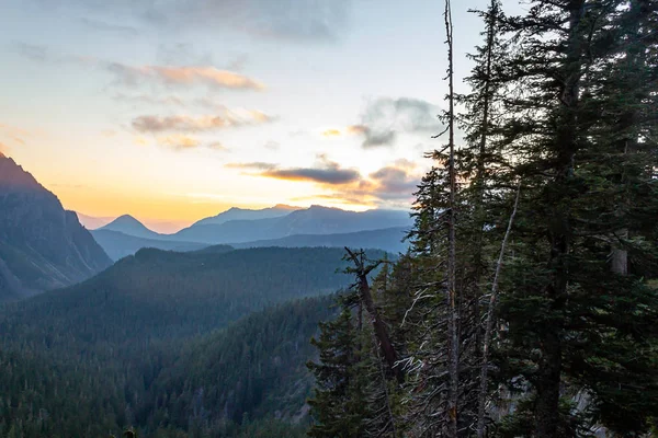 Gama de montanhas arborizadas escuras ao pôr do sol — Fotografia de Stock