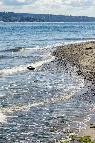 Złote fale na brzegu żwir warstwowej — Zdjęcie stockowe