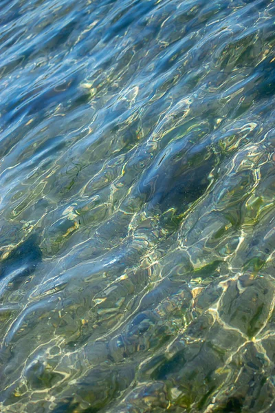 Klares Salzwasser mit goldenen Reflexen — Stockfoto