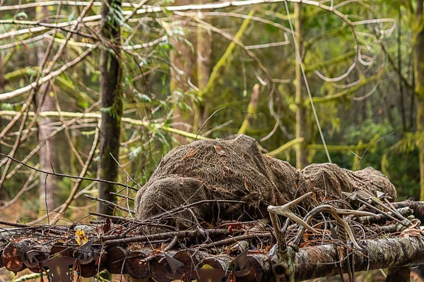 Nep lichaam decoraties gewikkeld in een lijkwade op hout — Stockfoto