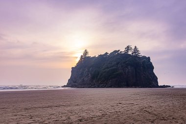 günbatımı yakut Plajı'nda sisli bulutlu göklerin üzerinde