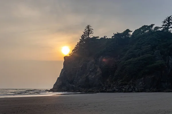 Sol dorado detrás de la bruma de la playa en el estado de Washington — Foto de Stock