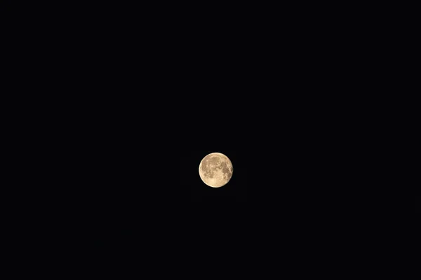それのまわりで部屋と黒い夜空の背景に満月 — ストック写真