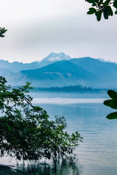 Puget sound wateren met bergketen in achtergrond — Stockfoto