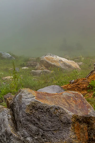 Rouille fer rouge rochers riches dans le champ — Photo