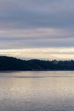 düşük bulutlar tarafından gizli sabahın erken ışık yağmuru montaj