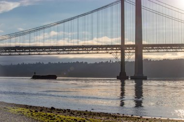 Mavna Tacoma altında yüzen köprü yaz aylarında daraltır.