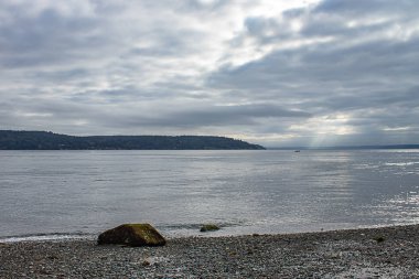 mavi sabah şafak kayalar ve balıkçı teknesi mesafe ile bulutlar