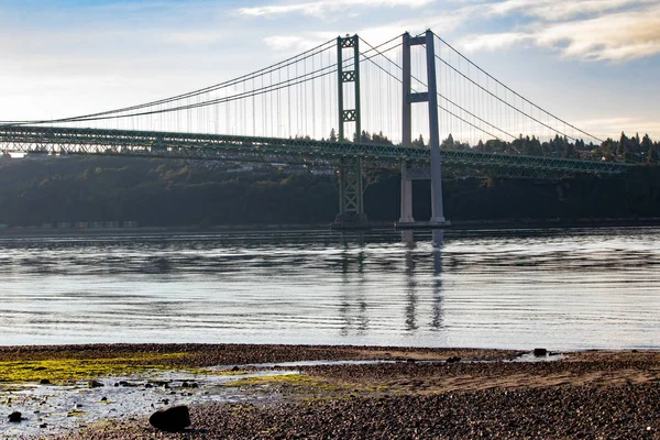 Praia de cascalho perto de tacoma estreita ponte no verão — Fotografia de Stock