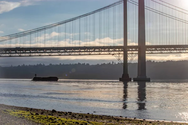 Chiatta galleggiante sotto il tacoma si restringe ponte in estate — Foto Stock