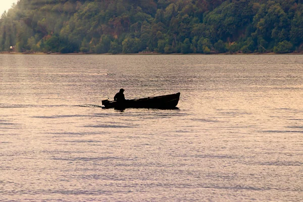 Mann im Boot gegen ruhiges Wasser geprallt — Stockfoto