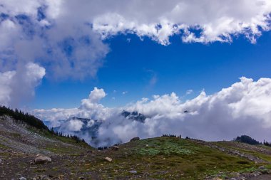 bulutlar dağ silsilesi ve mavi göklerin taşlı uyanık