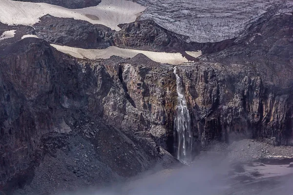 Claire chute d'eau propre de la fonte des glaciers dans un paysage rude — Photo