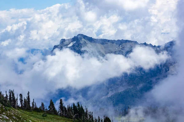 密な雲や霧で覆われている大きい山 — ストック写真