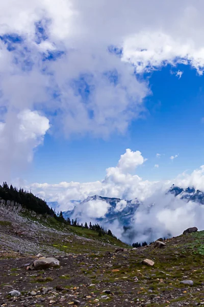 구름 산 범위와 블루 편광자 수직 돌 경계 — 스톡 사진