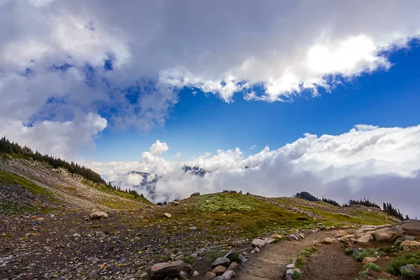遠い山脈の雲や岩展望台から青色スカイズ — ストック写真