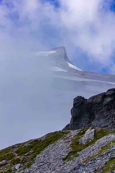 Montaña dura de piedra con nube fría y niebla cubierta 2 — Foto de Stock