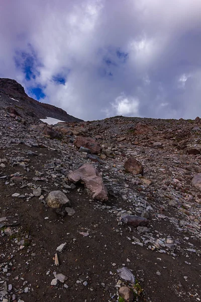 Nuages blancs sur le sommet montagneux enneigé — Photo