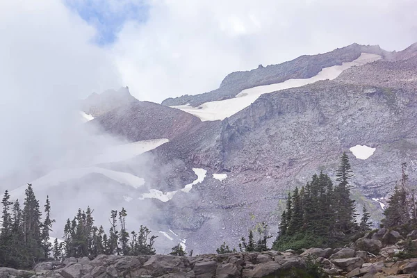 雲や木々 の山 — ストック写真