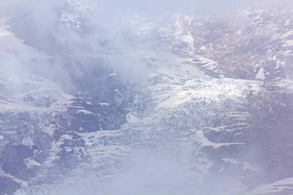 被雾覆盖的山边的岩石冰川 — 图库照片
