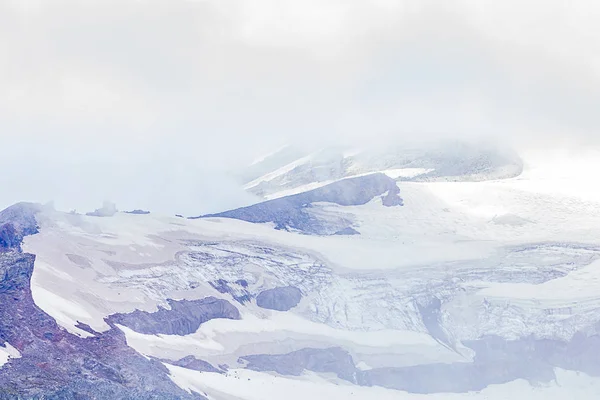 Nubes blancas y niebla sobre campos de nieve a gran altitud — Foto de Stock