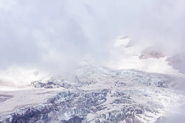 霧山側の白い冷たい雪フィールド — ストック写真