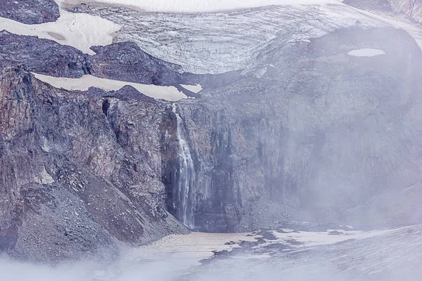 氷河の溶解から滝が過酷な頁岩、花崗岩の長いドロップを転げ落ちた — ストック写真