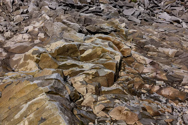 茶色と灰色の岩が多い地面テクスチャをギザギザ — ストック写真