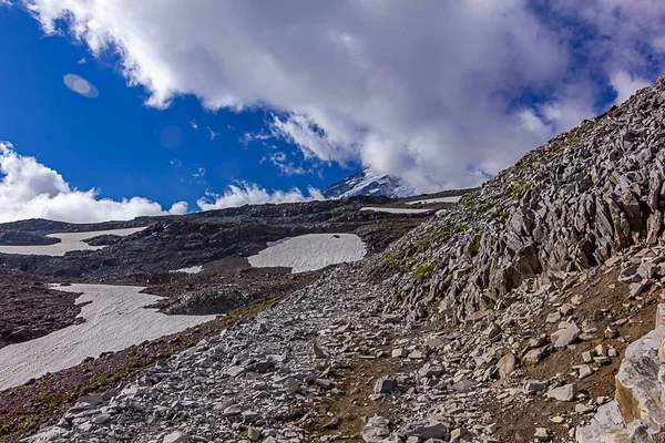 흰 구름 overr 산 아름 다운 블루 편광자 — 스톡 사진