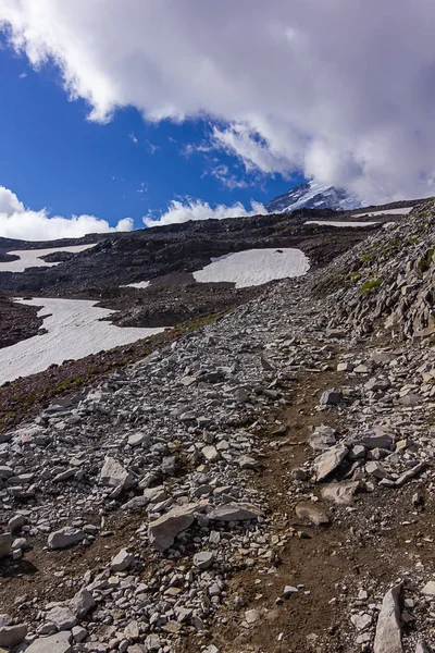 Hermosos cielos azules con nubes blancas sobre la cima de la montaña — Foto de Stock