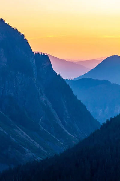 Oscurecido azul y naranja capas de puesta de sol de montaña — Foto de Stock