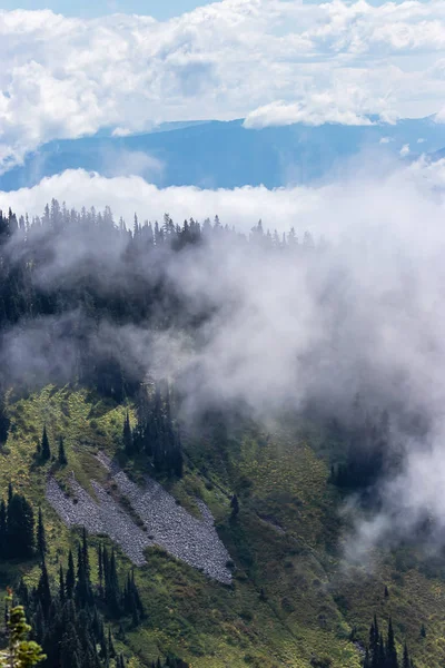 雲と山側の高いから見た山脈と谷 — ストック写真