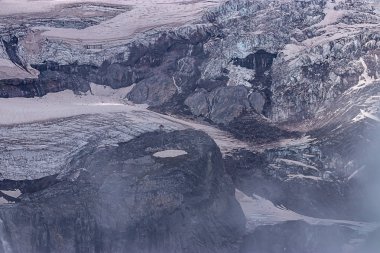 buzulların kalın katmanları ile sert dağlar