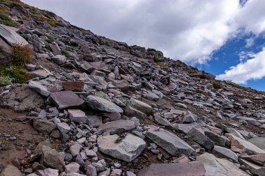 Rock hillside bulutlar ile mavi göklerin ile kaplı