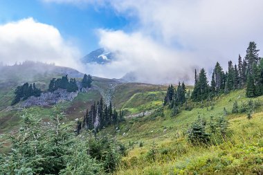 Yatay dağ çalışırken sis ve bulutlar kayboluyor